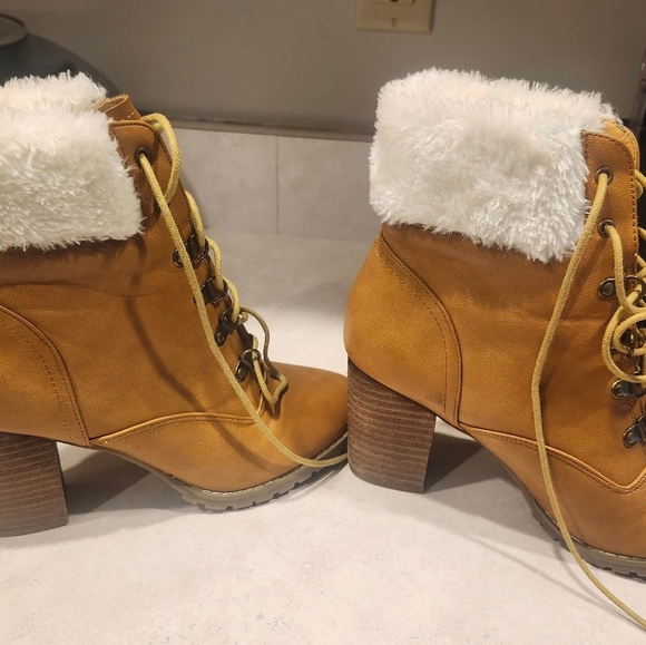 Comfort Brand WOMENS SIZE 6 Furry Top Ankle Boot - Picture 1 of 4